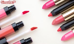 مقایسه تینت لب و رژ لب: کدام ماندگاری بهتری دارد؟